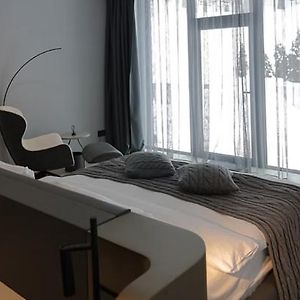 Zimmer mit Kingsize-Bett
